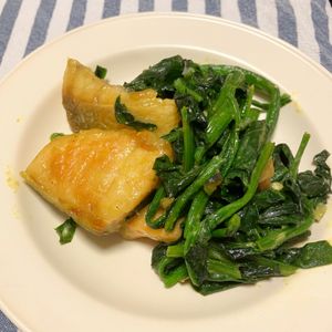 こざかなの作ってみた!投稿(銀鮭とほうれん草のカレー炒め)