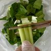 小松菜としらすの中華漬け♩ ポリ袋ひとつ!火も包丁も不要の工程1
