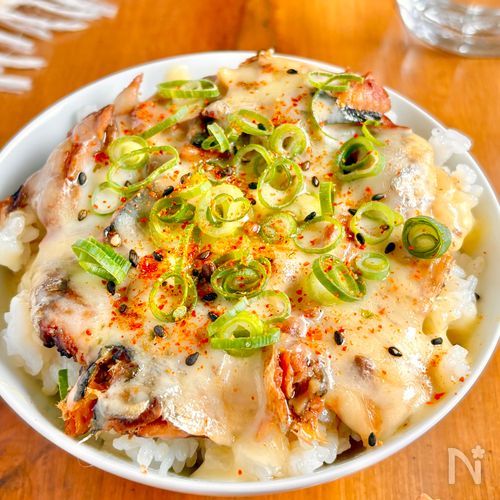 〖のせてチンだけ！〗いわし缶のとろ〜りチーズ丼