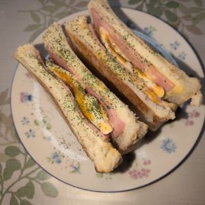 KUMIKOの作ってみた!投稿(フライパンで簡単カフェ風【とろけるハムチーズのホットサンド】)