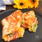 チーズあふれる！ベーコン卵とたっぷり野菜のトルティーヤ
