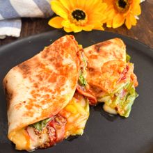 チーズあふれる！ベーコン卵とたっぷり野菜のトルティーヤ