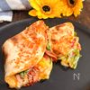 チーズあふれる!ベーコン卵とたっぷり野菜のトルティーヤ