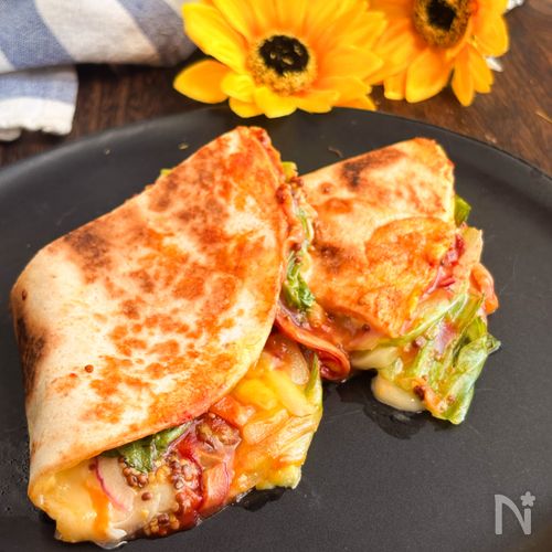 チーズあふれる!ベーコン卵とたっぷり野菜のトルティーヤ