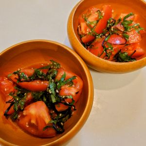 にゃんこさん🐱の作ってみた!投稿(5分で完成！【トマトと大葉の胡麻塩昆布サラダ】胡麻油香る♩)
