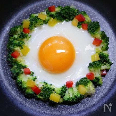 可愛い目玉焼き クリスマスリース By 長岡美津恵akai Salad レシピサイト Nadia ナディア プロの料理家のおいしいレシピ