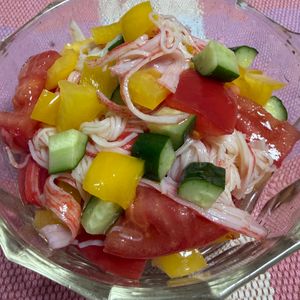 ゆっこの作ってみた!投稿(カニカマと野菜のサラダ)