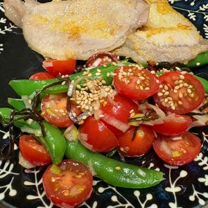 ハチの作ってみた!投稿(トマトとスナップえんどう《塩昆布♡ネギだれ》)