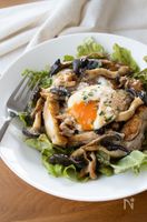 『バター醤油で。パリパリチキンときのこのボリュームサラダ』