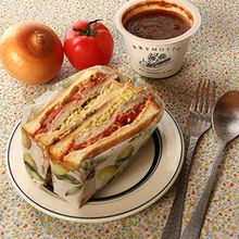 豚ヒレ肉ピカタのホットサンド風