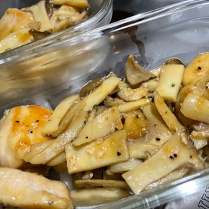 1231075の作ってみた!投稿(【鶏むねきのこのバター醤油炒め】パパッと10分で完成♪)