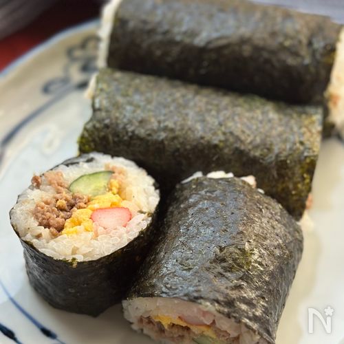 【具材はレンジで♡】まきす要らず!甘辛そぼろの恵方巻き