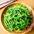 【速攻！超簡単レシピ】レンチン一発でやみつき！「無限豆苗ナムル」2人分100円で節約＆栄養満点♪
