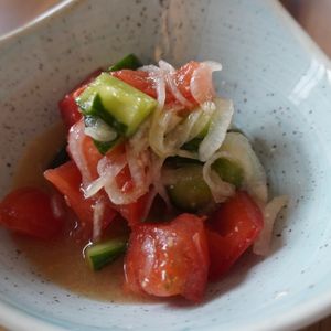 くろとわの作ってみた!投稿(新玉ときゅうりとトマト《にんにくごま味噌サラダ》)