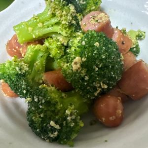 あけみの作ってみた!投稿(レンジで一発♪ブロッコリーとウインナーのホットサラダ)