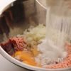 【米粉でふっくらジューシー！】和風おろしハンバーグの工程1
