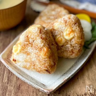 とろ〜りチーズとおかかの焼きおにぎり