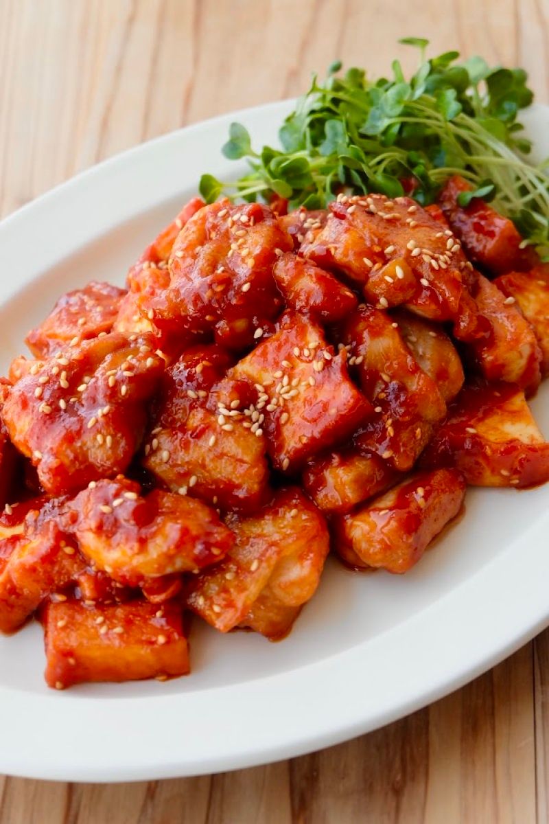 簡単♪鶏肉と厚揚げのヤンニョム風】ピリ辛だれでご飯がすすむ