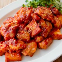 【簡単♪鶏肉と厚揚げのヤンニョム風】ピリ辛だれでご飯がすすむ