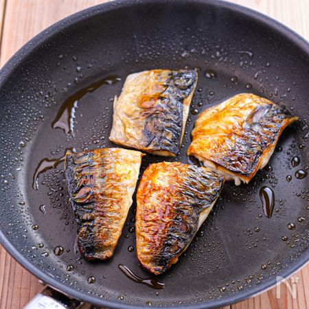 フライパンでさばを焼く