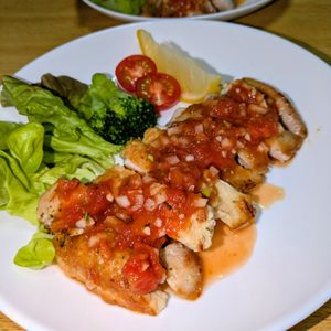 joe sanの作ってみた!投稿(鶏もも肉のハーブソテー☆トマトガーリックソース)