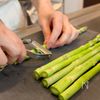 巻くだけ簡単!アスパラの明太クリチ春巻き🌿✨の工程1