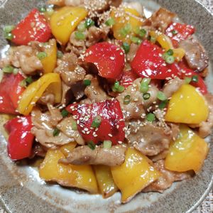 よっこの作ってみた!投稿(【ほんのりピリ辛】豚肉とパプリカのご飯がっつりホイコーロー風)