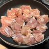 ワンパンでおうちバル！鶏もも肉ときのこの『無水』白ワイン蒸しの工程1