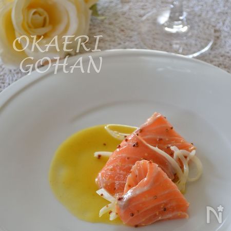 新玉ねぎとサーモンのマリネ オレンジとカルダモンのソース By 松尾絢子 ちきむん レシピサイト Nadia ナディア プロの料理家のおいしいレシピ