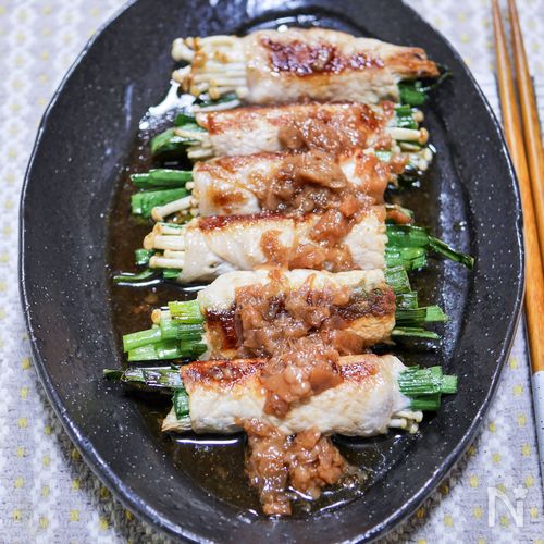 ニラとえのきの豚肉巻き焼き(梅肉ラーポン酢かけ)