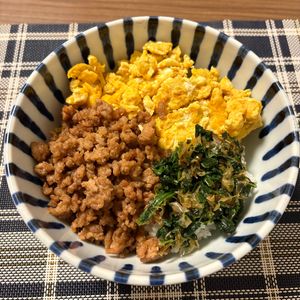 りっぺの作ってみた!投稿(【甘辛そぼろの三色丼】10分で即完成♡ごはんとの相性抜群!)