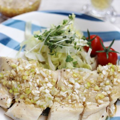 レンジで作る簡単蒸し鶏、ネギソース