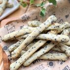 グルテンフリー♪もちもち♪【米粉黒ごまスティックパン】