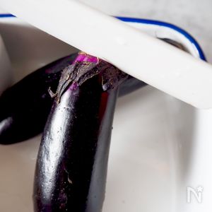 仕上げまで電子レンジだけです】丸ごとなすのボートグラタン