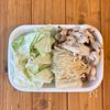流行りの蒸籠で！【鮭ときのこの旨出汁バター蒸し】調味料2つ♩の工程1