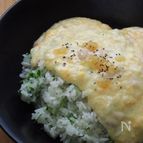 豆苗ペッパーライスの塩レモンクリームあんかけ丼。