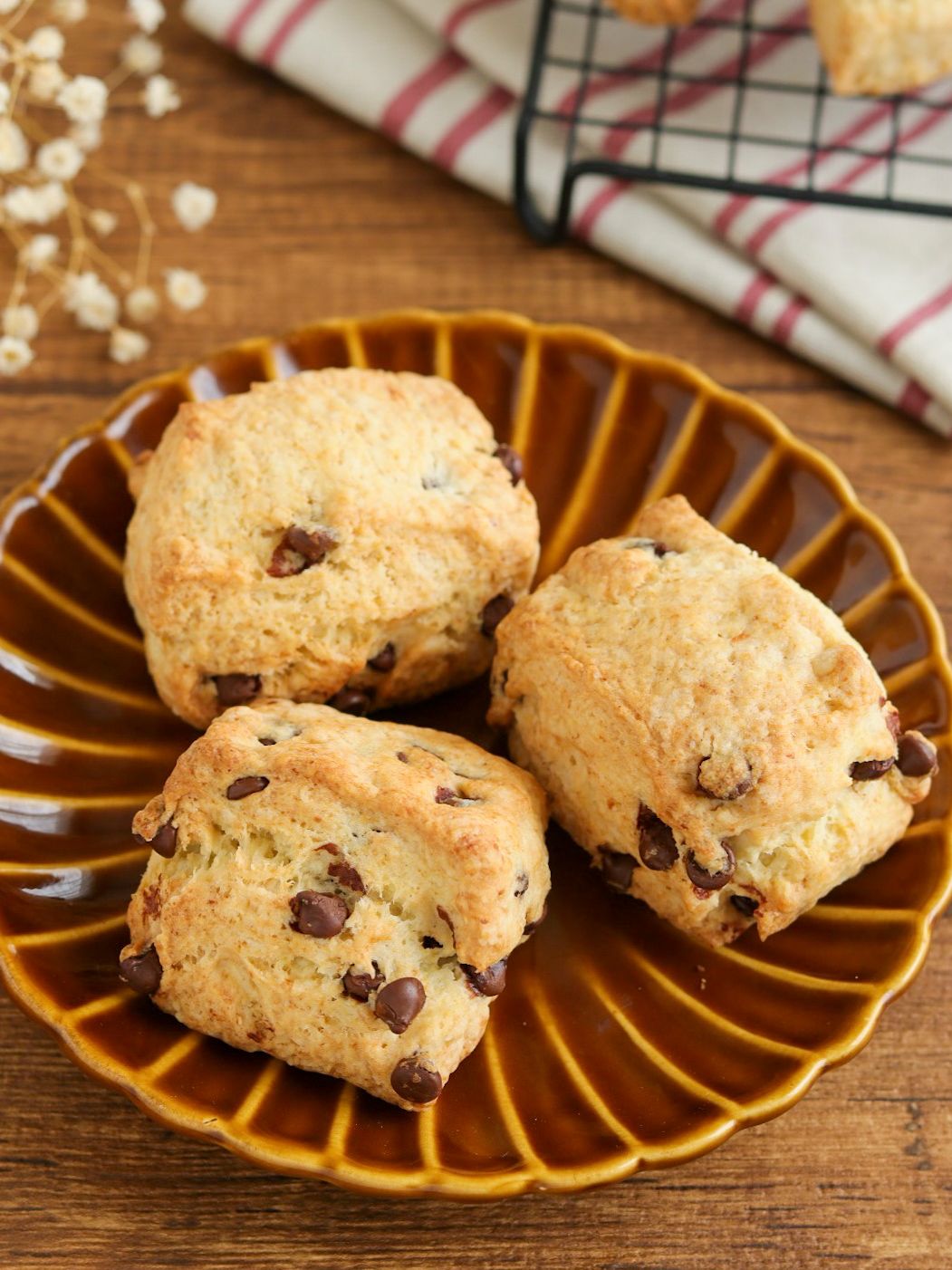 ホットケーキミックスで簡単！豆腐のチョコチップスコーン | レシピ
