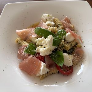 こむぎの作ってみた!投稿(トマトとモッツァレラのオーリオバジルのサラダパスタ)