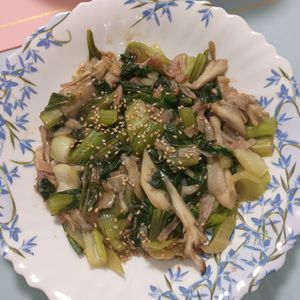 milkの作ってみた!投稿(5分かからずに完成♡チンゲン菜と舞茸とベーコンの中華炒め)
