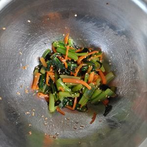 KUMIKOの作ってみた!投稿(レンジで3分【小松菜とにんじんの旨ドレサラダ】やみつきの旨さ)