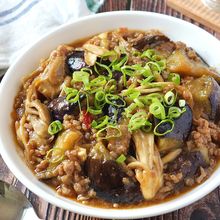 とにかくご飯に合う！ナスと舞茸の肉味噌炒め