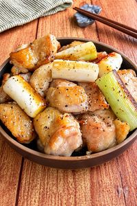 【鶏もも肉とねぎのうま塩炒め】じゅわっと旨い♡