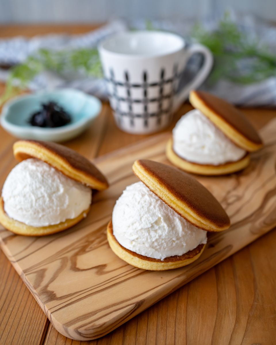 クリームたっぷり！マリトッツォ風どら焼き | レシピサイトNadia