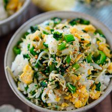 野菜嫌いもパクパク♡小松菜しらすとふんわり卵の混ぜご飯