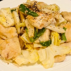 あなぼんごはんの作ってみた!投稿(【鶏むね肉とキャベツの味噌炒め】食材2つ！10分で完成♡)