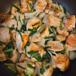 れみーの作ってみた!投稿(ワンパン10分！【鶏むね肉とにらの旨ダレ炒め】スタミナ満点♩)
