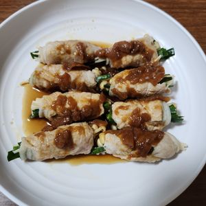 とももの作ってみた!投稿(ニラとえのきの豚肉巻き焼き（梅肉ラーポン酢かけ）)