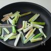 【夏のさっぱりおかず】焼きネギとメンマのピリ辛冷しゃぶの工程1