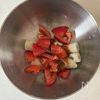 材料ふたつで副菜！《ちくわとトマトのマリネ》の工程3