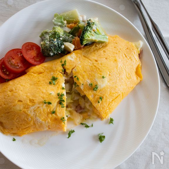 チーズがとろ〜り！キャベツとベーコンのチーズオムレツ